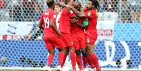 Baloy chora, e seus companheiros o abraçam após ele fazer o gol de honra do Panamá contra a Inglaterra  Foto: Clive Mason / Getty Images