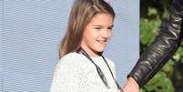 Suri Cruise montou uma barraca de limonada com uma amiga na parada LGBT+ de Nova York  Foto: Getty Images / PurePeople