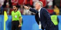 O técnico Didier Deschamps, da França, sinalizou que poupará alguns jogadores. A Dinamarca, porém, não vê isso com animação  Foto: FRANCK FIFE / AFP / LANCE!