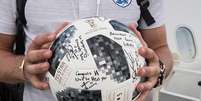 Bola com as assinaturas dos jogadores da Inglaterra (Foto: Divulgação / FA)  Foto: Lance!