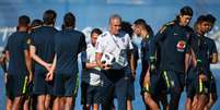 Tite conversa com jogadores em treino neste domingo (25)  Foto:  Buda Mendes / Getty Images