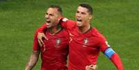 Quaresma e Cristiano Ronaldo comemoram gol de Portugal  Foto: Lucy Nicholson / Reuters