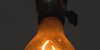 A Lâmpada Centenária, que ilumina uma unidade dos bombeiros na Califórnia (EUA) há 117 anos, tem mais de 1 milhão de horas de uso  Foto: LPS.1/WIKIMEDIA COMMONS / BBC News Brasil