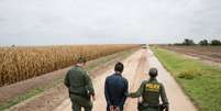 Agentes de fronteira dos EUA prendem imigrante perto de McAllen, no Texas: Courtney Sacco/Caller-Times via USA TODAY NETWORK  Foto: Reuters