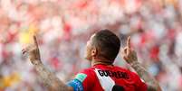 Guerrero agradece aos céus pelo gol que fez contra a Austrália; o Peru venceu o time da Oceania por 2 a 0  Foto: Max Rossi / Reuters