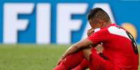 Cueva chora sentado no campo ap&oacute;s jogo contra a Austr&aacute;lia  Foto: Max Rossi TPX IMAGES OF THE DAY / Reuters