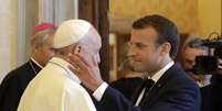 No Vaticano, Macron acaricia Papa e discute imigração  Foto: EPA / Ansa - Brasil