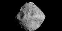 Antes de coletar material abaixo da superfície do asteroide Ryugu, cientistas vão mapear o objeto que está a 290 milhões de quilômetros da Terra  Foto: Jaxa et al. / BBC News Brasil