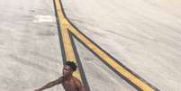 Homem só de cueca na pista do aeroporto de Atlanta 26/06/2018 TK JAMES/via REUTERS   Foto: Reuters