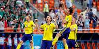 Jogadores da Suécia comemoram o resultado de 3 a 0 para cima do México e a vaga para as oitavas de final  Foto: Darren Staples / Reuters