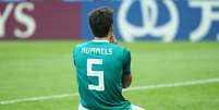 Zagueiro Mats Hummels parece não acreditar na eliminação da Alemanha após derrota para a Coreia do Sul na Copa do Mundo  Foto: Michael Dalder / Reuters