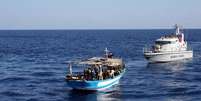 Barco de patrulha da Guarda Costeira da Itália intercepta embarcação de deslocados externos  Foto: ANSA / Ansa - Brasil