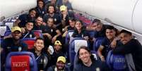 Seleção brasileira no avião rumo a Sochi após classificação  Foto: Reprodução/Alisson Instagram / Estadão