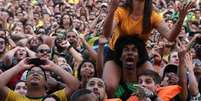 Festa após jogo do Brasil termina em pisoteamento em Minas  Foto: EPA / Ansa - Brasil