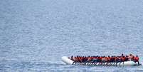 Imigrantes esperam resgate no mar Mediterrâneo 18/06/2017 REUTERS/Stefano Rellandini  Foto: Reuters