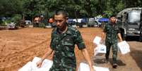 Soldados carregam kits de sobreviv&ecirc;ncia perto da caverna Tham Luang, na Tail&acirc;ndia 29/06/2018 REUTERS/Soe Zeya Tun  Foto: Reuters