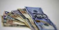 Notas de reais e d&oacute;lares em foto ilustrativa
10/09/2015 REUTERS/Ricardo Moraes  Foto: Reuters