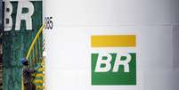 Funcionário pinta tanque da Petrobras em Brasília
30/09/2015
REUTERS/Ueslei Marcelino  Foto: Reuters