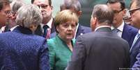 Premiê alemã, Angela Merkel (c), conversa com ldemais íderes da UE durante cúpula em Bruxelas  Foto: DW / Deutsche Welle