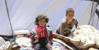 Crianças fogem de violência em Daraa, na Síria  Foto: EPA / Ansa - Brasil