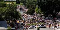 Em frente à Casa Branca, manisfestantes protestam contra política imigratória de Donald Trump  Foto: Reuters