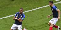 Mbappé comemora um de seus dois gols em Kazan (Foto: SAEED KHAN / AFP)  Foto: Lance!