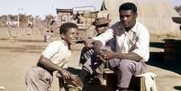 Trabalhadores na Cidade Livre (atual Núcleo Bandeirante), bairro de operários que ergueram Brasília, em 1959  Foto: Arquivo Público do Distrito Federal / BBC News Brasil