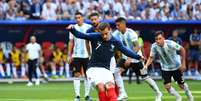 Griezmann chuta para marcar gol de pênalti contra a Argentina
 30/6/2018     REUTERS/Dylan Martinez  Foto: Reuters