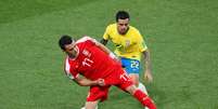 Fabner marca Filip Kostic, atacante da Sérvia  Foto: Maxim Shemetov / Reuters