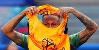 Neymar veste colete em treino da seleção  Foto: David Gray / Reuters