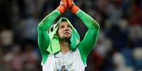 O goleiro Danijel Subasic agradece aos torcedores apos a classificação nos pênaltis  Foto: Damir Sagolj / Reuters