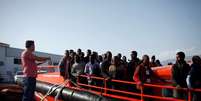 Migrantes resgatados de pequenos botes no Mediterrâneo chegam ao porto de Motril, na Espanha  Foto: Jon Nazca / Reuters
