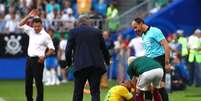 Neymar caído após sofrer falta, sendo observador pelos técnicos do Brasil e do México 02/07/2017 REUTERS/Michael Dalder  Foto: Reuters