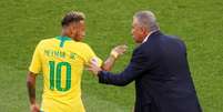 Tite e Neymar em jogo da seleção brasileira na Copa da Rússia 27/06/2018   REUTERS/Maxim Shemetov  Foto: Reuters
