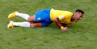 Neymar caído durante vitória que colocou o Brasil nas quartas  Foto: David Gray / Reuters