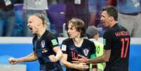 Modric, entre o zagueiro Vida e o atacante Manduzic, vibra muito. Afinal, após jogo dramático com a Dinamarca, só decidido nos pênaltis, a Croácia avança para as quartas de final da Copa e vai encarar a Rússia (AFP)  Foto: Lance!