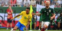 Miguel Layun se envolveu em lance forte com Neymar (Foto: AFP)  Foto: Lance!