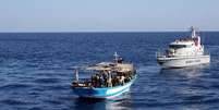 Barco de patrulha da Guarda Costeira da Itália intercepta barco clandestino  Foto: ANSA / Ansa - Brasil