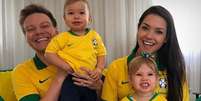 Michel Telo posta foto da familia na torcida pelo Brasil  Foto: O Fuxico