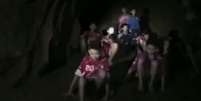 O momento do encontro dos 13 rapazes dentro do complexo de cavernas da Tailândia / Imagem: Marinha tailandesa  Foto: BBC News Brasil