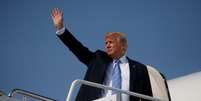 Presidente dos EUA, Donald Trump, acena ao embarcar no For&ccedil;a A&eacute;rea Um  Foto: Leah Millis / Reuters