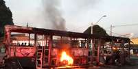 Ônibus é incendiado na cidade de Poá, na Grande São Paulo, como forma de protesto após a morte de Brenda Lima de Oliveira  Foto: Hélio Torchi/Sigmapress / Estadão