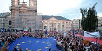 Poloneses protestam em Varsóvia contra ataque do governo polonês ao Judiciário  Foto: Dawid Zuchowicz/Agencja Gazeta / via Reuters