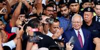 Ex-premiê da Malásia Najib Razak cercado por apoiadores ao deixar tribunal de Kuala Lumpur 04/07/2018 REUTERS/Lai Seng Sin  Foto: Reuters