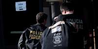 Agentes da PF em S&atilde;o Paulo  Foto: Leonardo Benassatto / Reuters