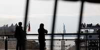 Est&aacute;tua da Liberdade &eacute; vista atrav&eacute;s de cerca, Nova York, EUA
21/01/2018
REUTERS/Shannon Stapleton   Foto: Reuters