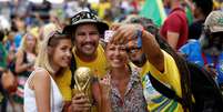 Torcedores brasileiros levaram réplica do troféu para recepcionar a Seleção  Foto: John Sibley / Reuters