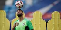 Goleiro Alisson durante treino da Seleção Brasileira  Foto: Pedro Martins / MoWA Press / LANCE!