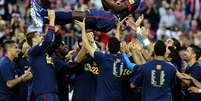 Jogadores do Barcelona celebram Abidal após sua última partida com o time  Foto: David Ramos / Getty Images