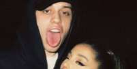 A cantora norte-americana Ariana Grande defendeu o noivo Pete Davidson após ele fazer piada com o ataque terrorista em Manchester  Foto: Instagram/@arianagrande / Estadão